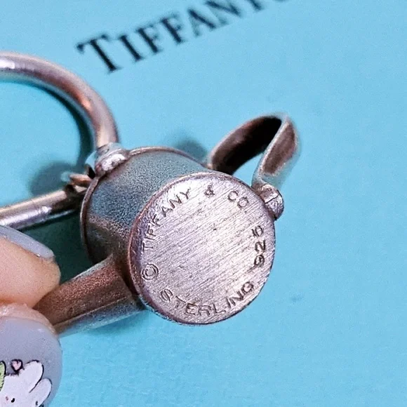 🧧SOLD🎋 RARE Vintage Tiffany & Co. Watering Can Silver Charm Key Ring Keychain - Picture 4 of 7